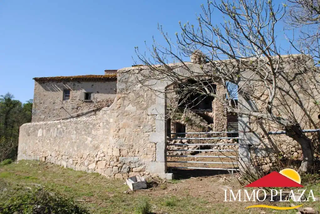 Masia to renovate, on a plot of 35 hectares, 9 km from the border – Alt Emporda – Catalonia – photo 6