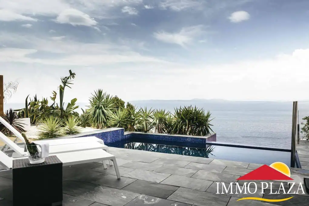 Superbe villa in second sea line, near the beach with extraordinary views over the Bay of Roses – photo 2