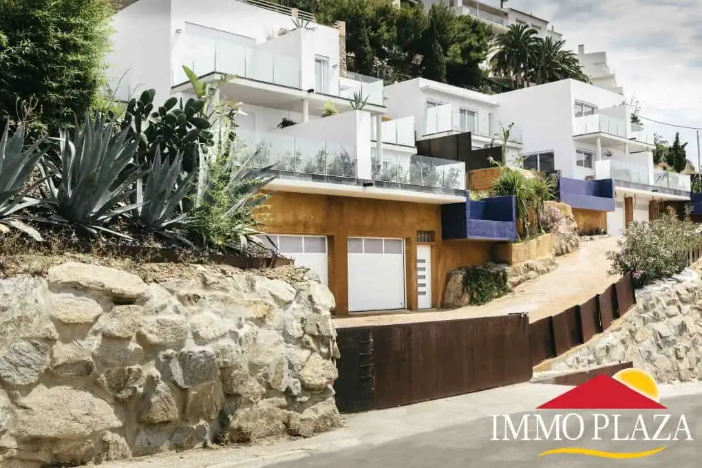 Superbe villa in second sea line, near the beach with extraordinary views over the Bay of Roses – photo 3