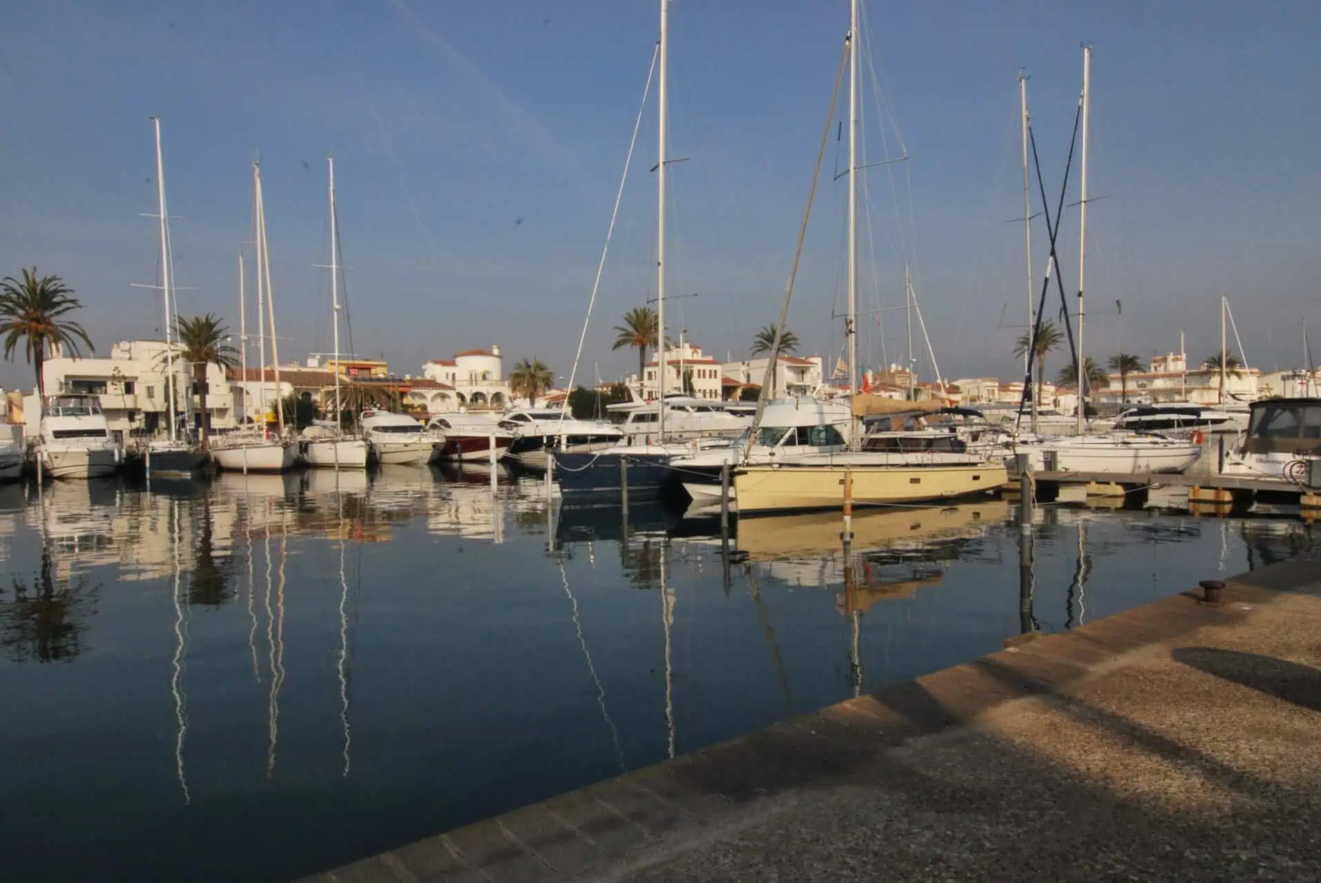 04122015154843_162 Charming studio in the center of Empuriabrava with wonderful views of canal – Northern Costa Brava – Spain
