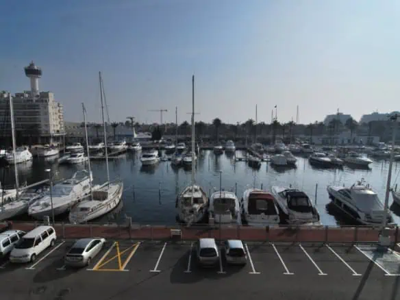 Modern studio, facing south is close to the city center with a view over the port of the Marina Empuriabrava – Costa Brava