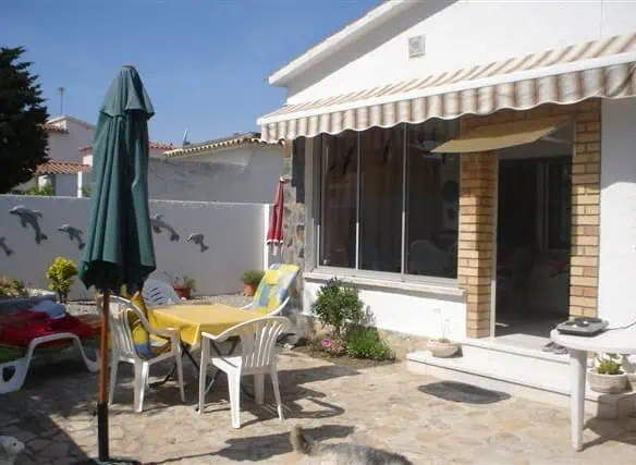 Villa with 2 bedrooms, a private garage only 5 minutes from the beach in Empuriabrava – Girona