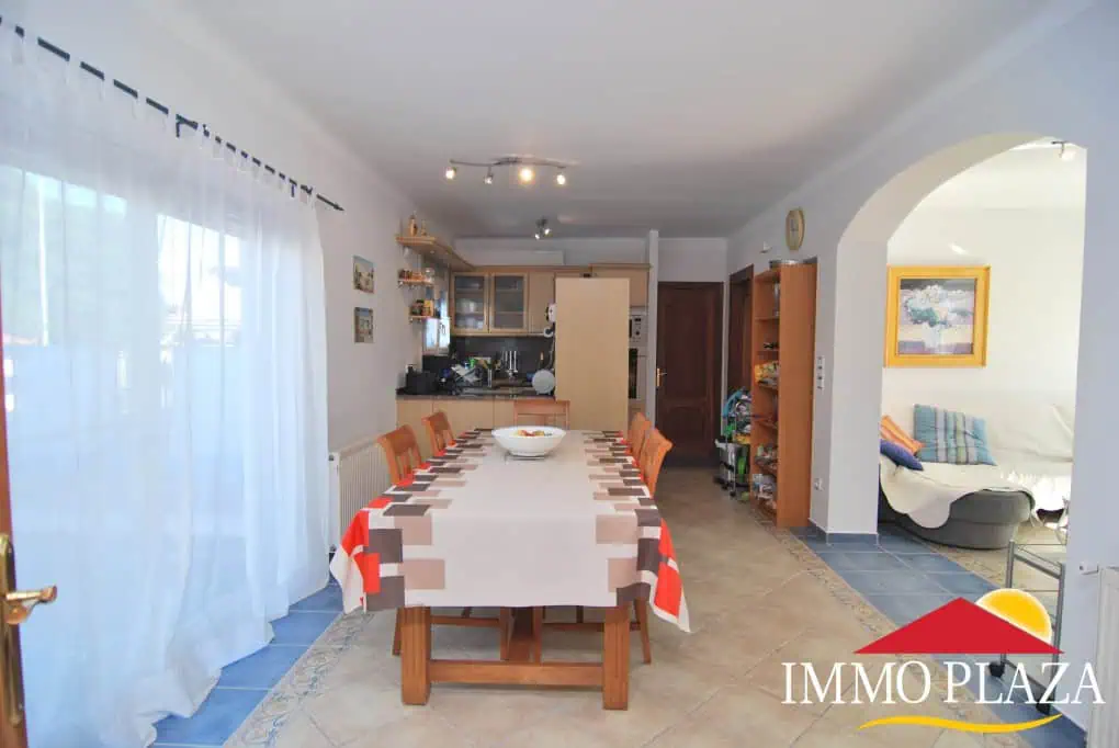 Beautiful and spacious villa in a quiet residential area with pool, south facing in Empuriabrava – photo 8