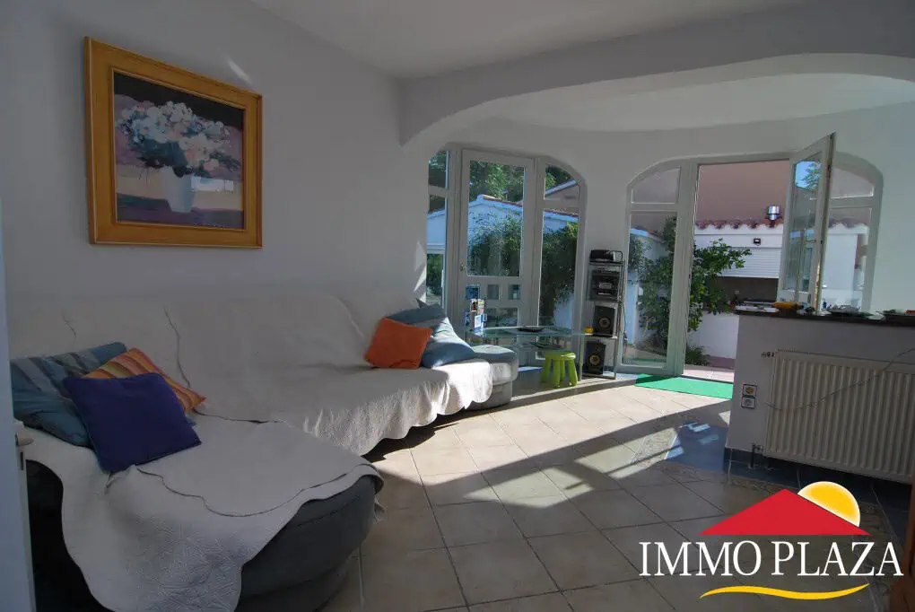 Beautiful and spacious villa in a quiet residential area with pool, south facing in Empuriabrava – photo 9