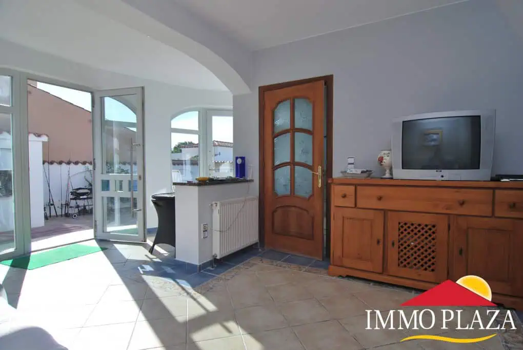 Beautiful and spacious villa in a quiet residential area with pool, south facing in Empuriabrava – photo 10