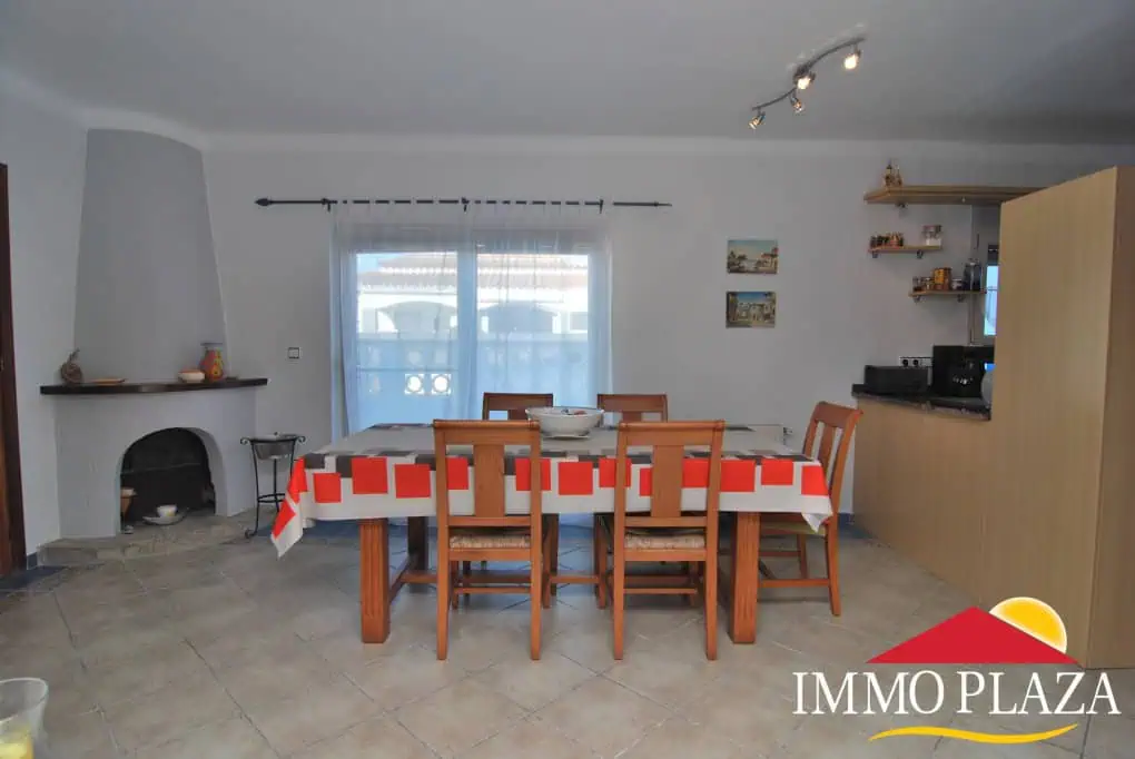 Beautiful and spacious villa in a quiet residential area with pool, south facing in Empuriabrava – photo 11