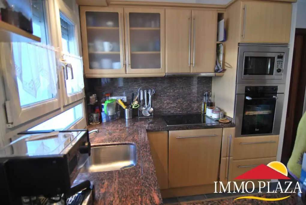 Beautiful and spacious villa in a quiet residential area with pool, south facing in Empuriabrava – photo 3