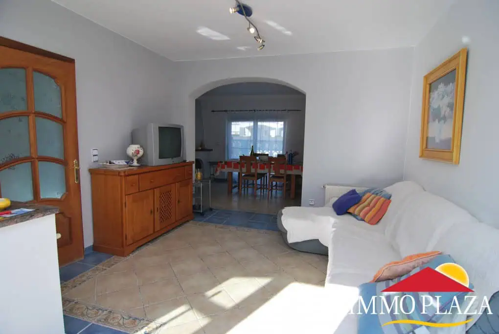 Beautiful and spacious villa in a quiet residential area with pool, south facing in Empuriabrava – photo 13