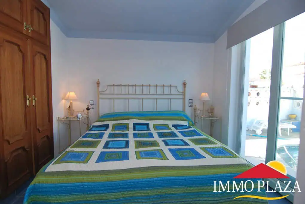 Beautiful and spacious villa in a quiet residential area with pool, south facing in Empuriabrava – photo 14