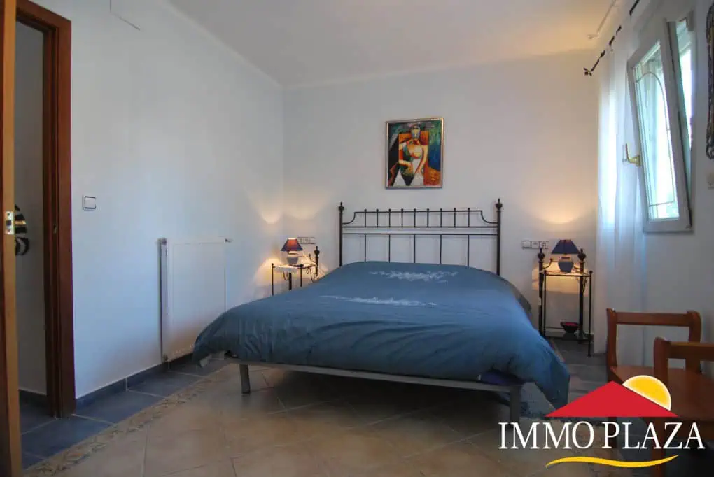 Beautiful and spacious villa in a quiet residential area with pool, south facing in Empuriabrava – photo 16