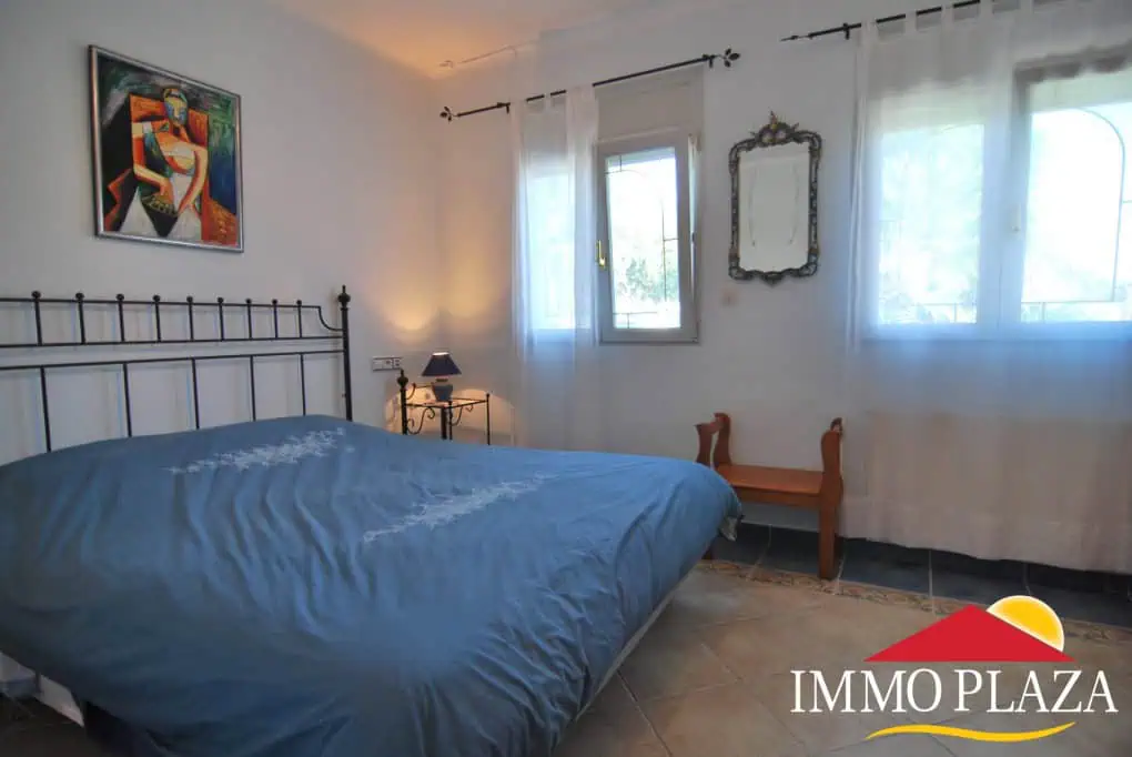 Beautiful and spacious villa in a quiet residential area with pool, south facing in Empuriabrava – photo 17