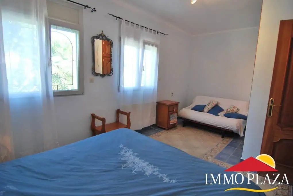 Beautiful and spacious villa in a quiet residential area with pool, south facing in Empuriabrava – photo 18