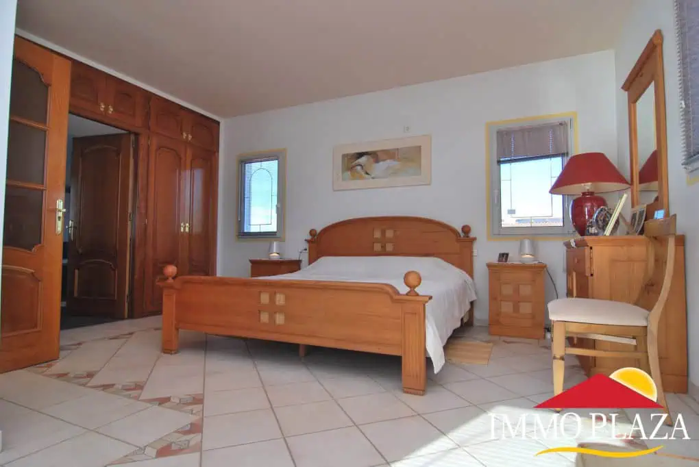 Beautiful and spacious villa in a quiet residential area with pool, south facing in Empuriabrava – photo 7