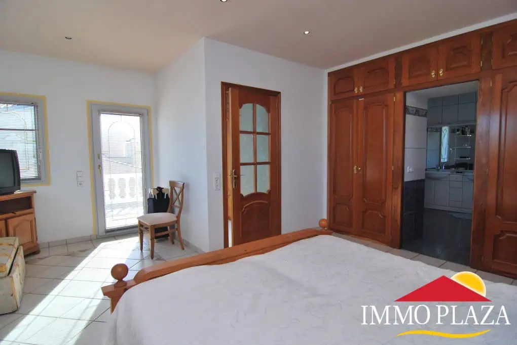 Beautiful and spacious villa in a quiet residential area with pool, south facing in Empuriabrava – photo 22