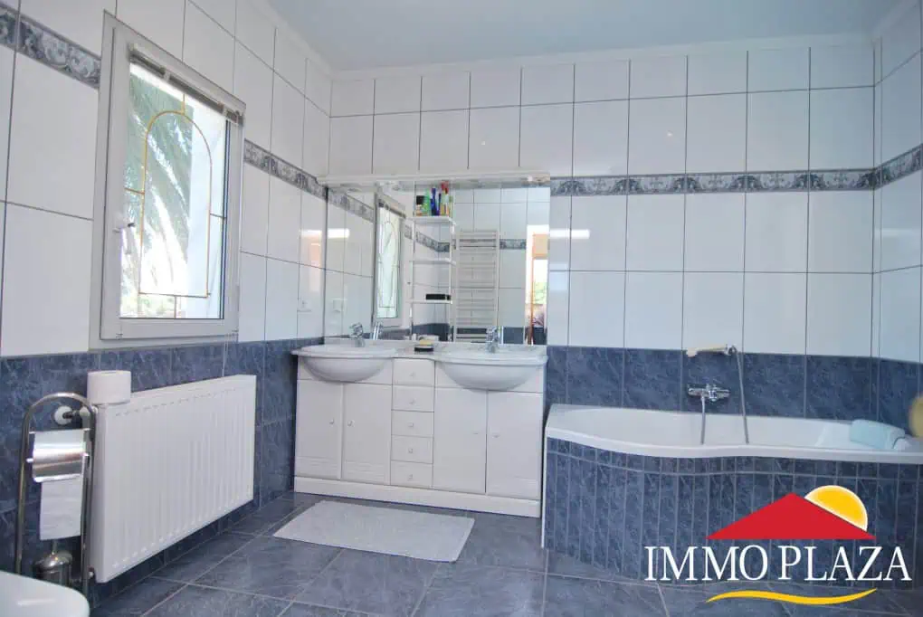 Beautiful and spacious villa in a quiet residential area with pool, south facing in Empuriabrava – photo 25