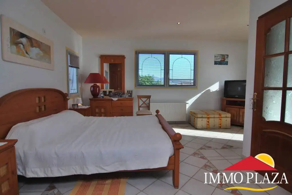 Beautiful and spacious villa in a quiet residential area with pool, south facing in Empuriabrava – photo 26