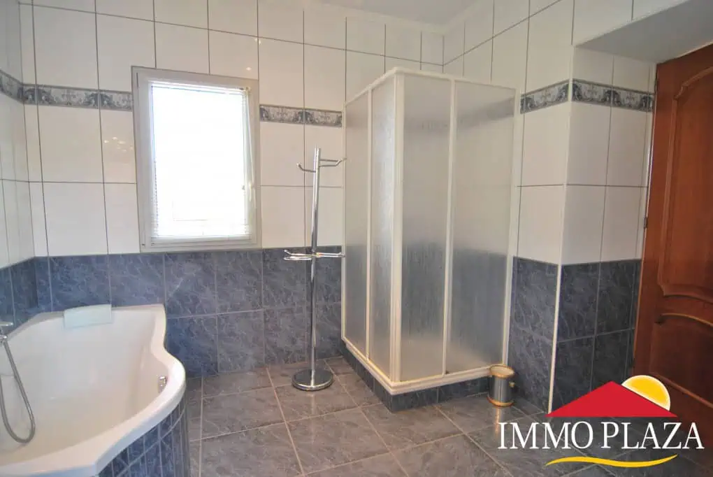 Beautiful and spacious villa in a quiet residential area with pool, south facing in Empuriabrava – photo 27