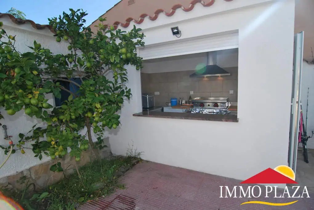 Beautiful and spacious villa in a quiet residential area with pool, south facing in Empuriabrava – photo 29