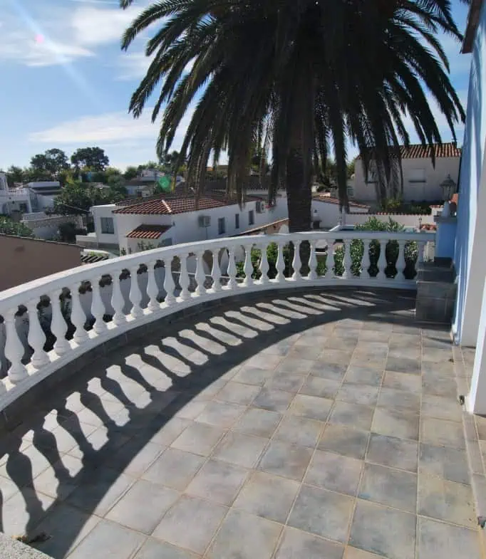 Beautiful and spacious villa in a quiet residential area with pool, south facing in Empuriabrava – photo 24