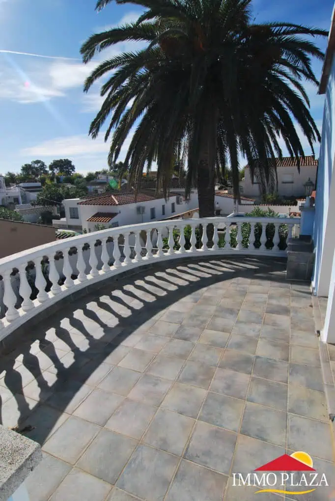 0511201495601_4147_IPV24 Beautiful and spacious villa in a quiet residential area with pool, south facing in Empuriabrava – photo 24