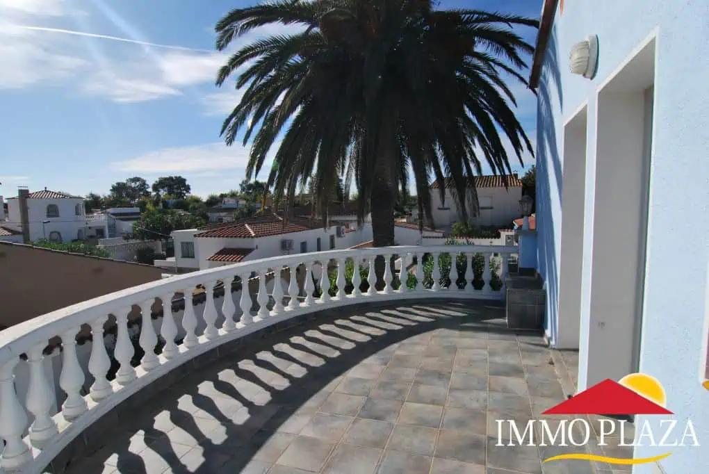 Beautiful and spacious villa in a quiet residential area with pool, south facing in Empuriabrava – photo 23