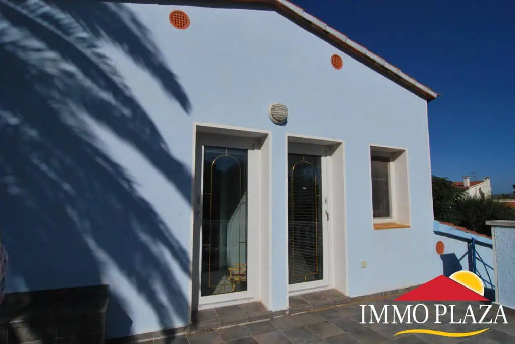 Beautiful and spacious villa in a quiet residential area with pool, south facing in Empuriabrava – photo 30
