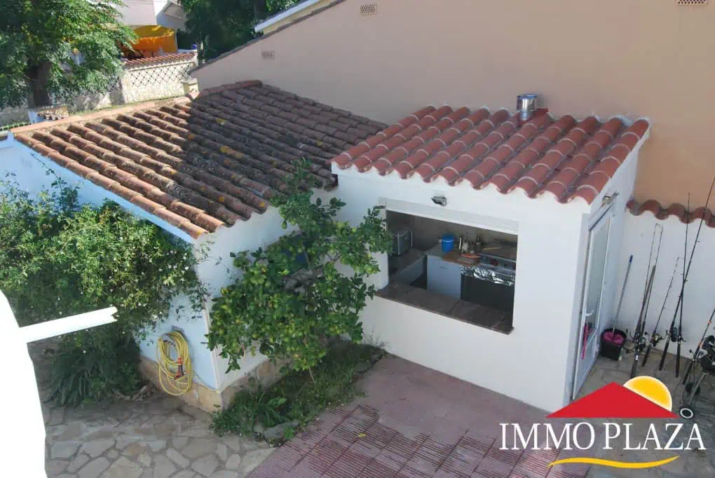 Beautiful and spacious villa in a quiet residential area with pool, south facing in Empuriabrava – photo 31