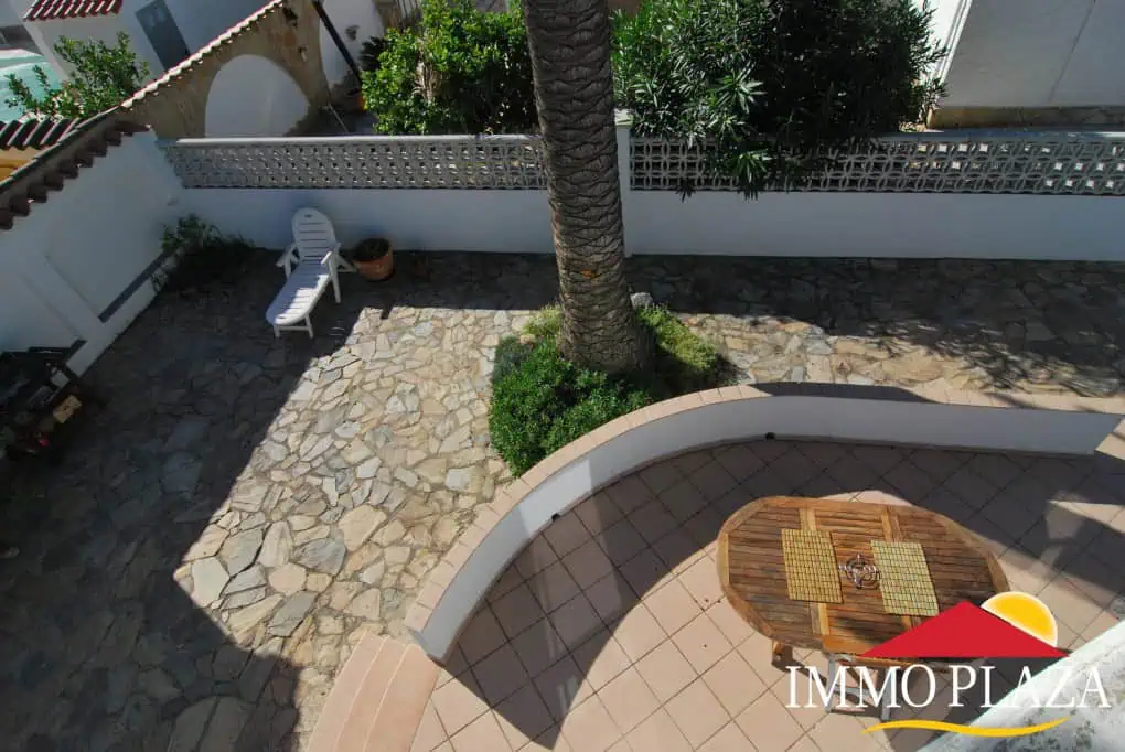 Beautiful and spacious villa in a quiet residential area with pool, south facing in Empuriabrava – photo 32
