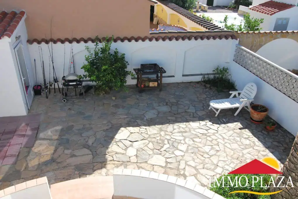 Beautiful and spacious villa in a quiet residential area with pool, south facing in Empuriabrava – photo 33