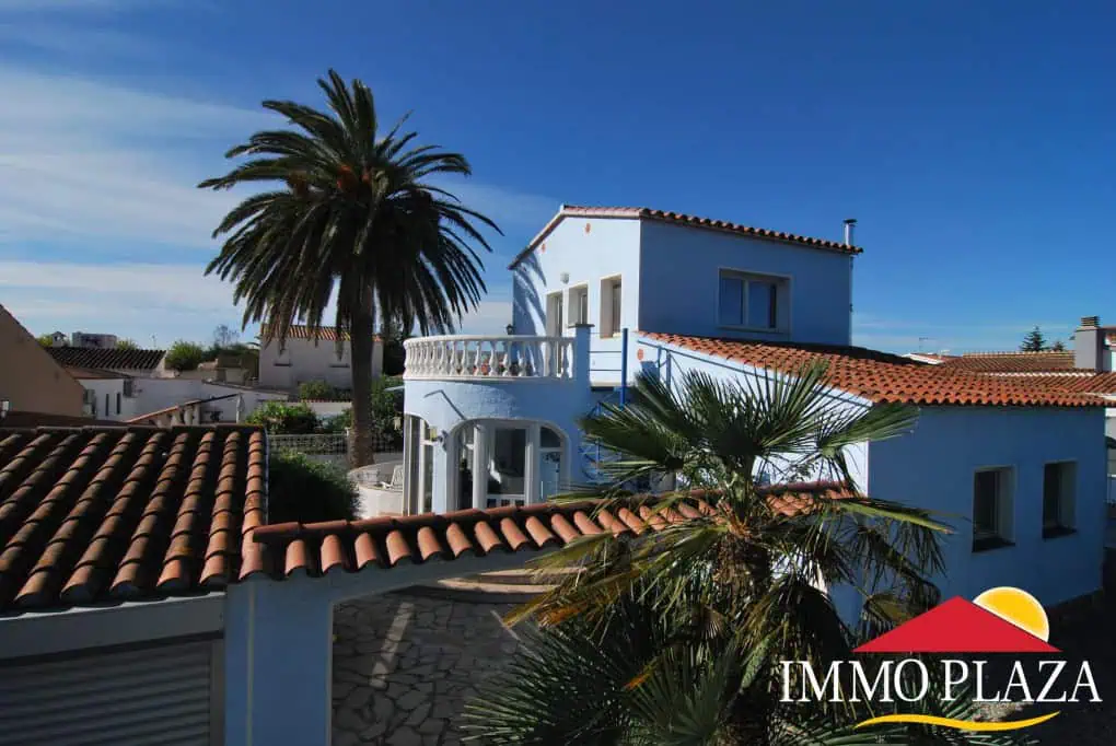Beautiful and spacious villa in a quiet residential area with pool, south facing in Empuriabrava – photo 6