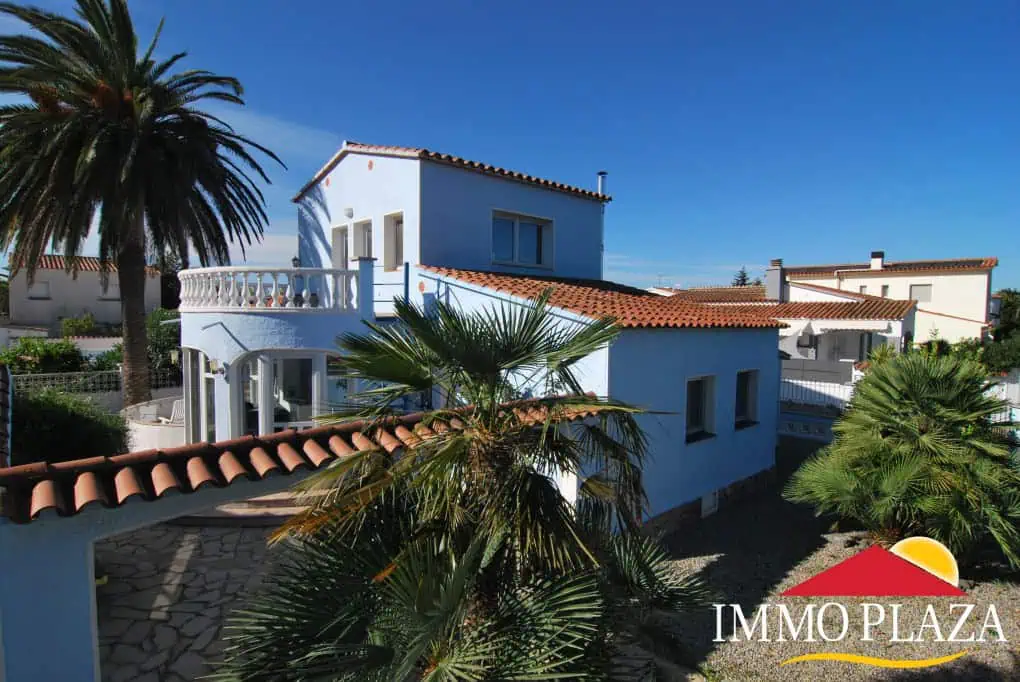 Beautiful and spacious villa in a quiet residential area with pool, south facing in Empuriabrava – photo 34