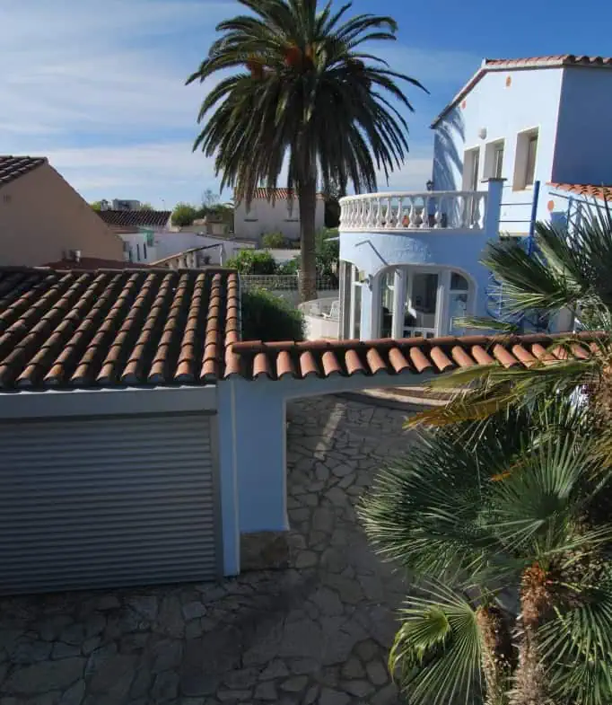 Beautiful and spacious villa in a quiet residential area with pool, south facing in Empuriabrava – photo 35