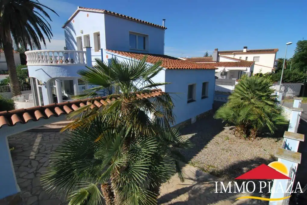 Beautiful and spacious villa in a quiet residential area with pool, south facing in Empuriabrava – photo 43