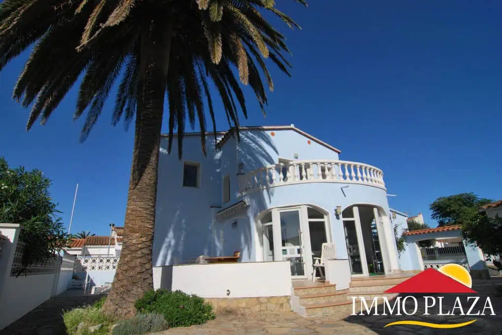 Beautiful and spacious villa in a quiet residential area with pool, south facing in Empuriabrava – photo 2