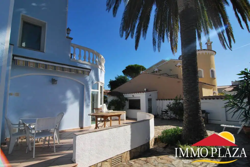 Beautiful and spacious villa in a quiet residential area with pool, south facing in Empuriabrava – photo 37