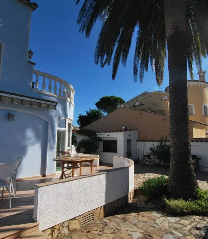 Beautiful and spacious villa in a quiet residential area with pool, south facing in Empuriabrava – photo 39
