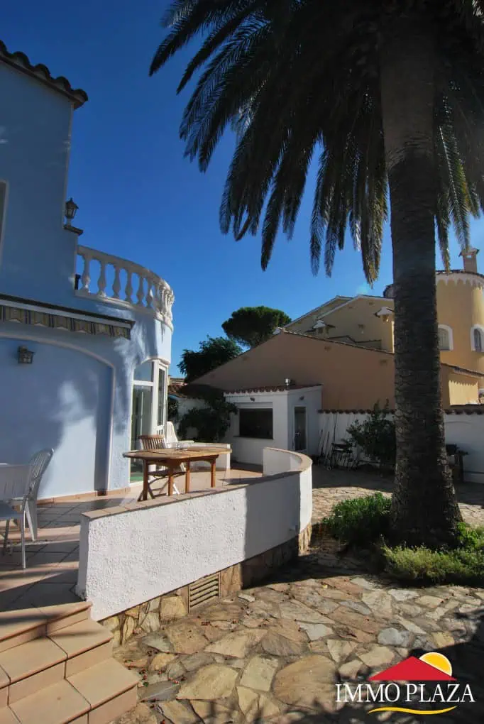 0511201495901_2100_IPV24 Beautiful and spacious villa in a quiet residential area with pool, south facing in Empuriabrava – photo 39