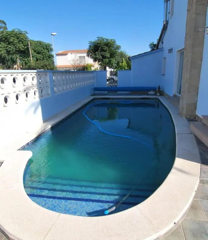 Beautiful and spacious villa in a quiet residential area with pool, south facing in Empuriabrava – photo 40