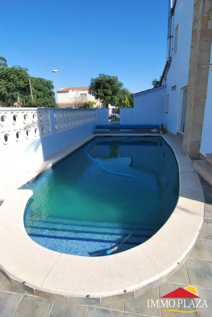 0511201495906_7873_IPV24 Beautiful and spacious villa in a quiet residential area with pool, south facing in Empuriabrava – photo 40