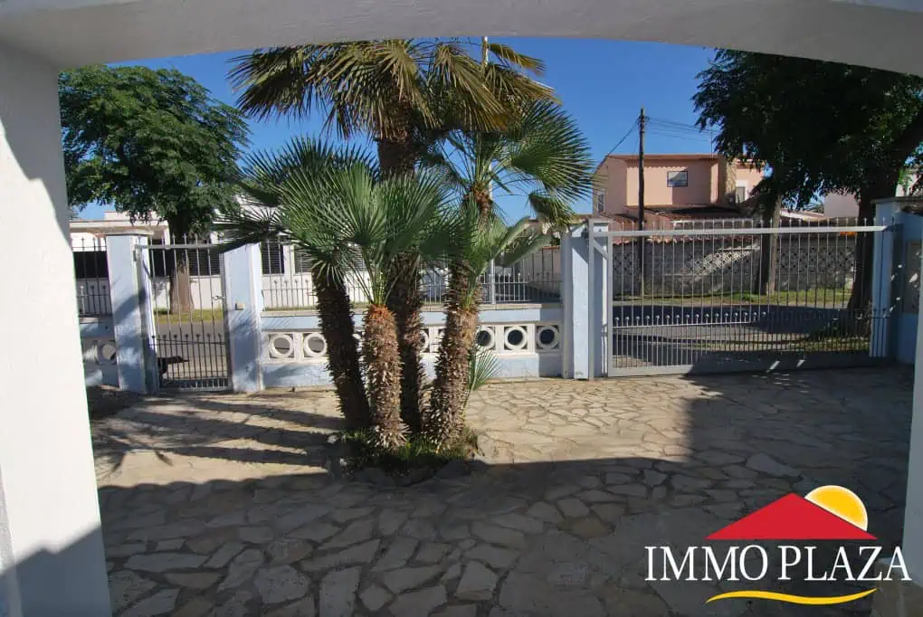 Beautiful and spacious villa in a quiet residential area with pool, south facing in Empuriabrava – photo 4