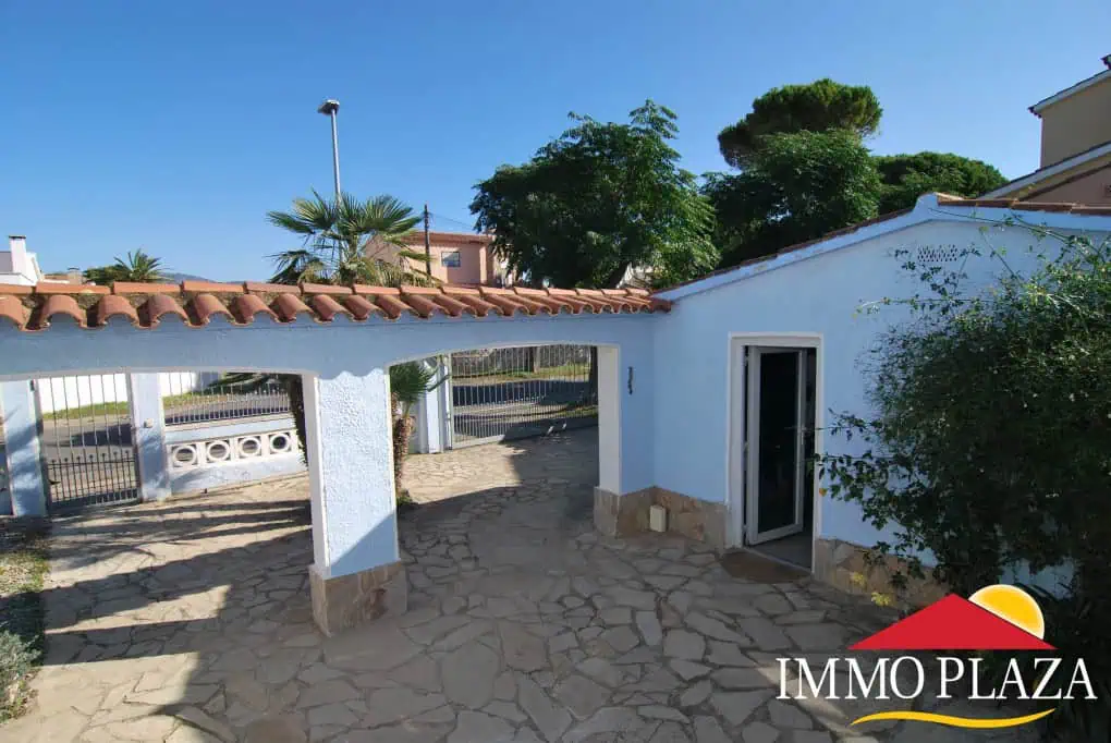 Beautiful and spacious villa in a quiet residential area with pool, south facing in Empuriabrava – photo 5