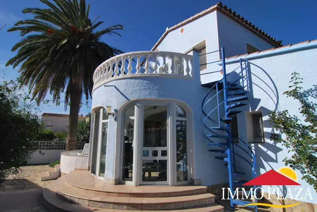 Beautiful and spacious villa in a quiet residential area with pool, south facing in Empuriabrava – photo 38