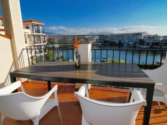 OFFER TO SEIZE: Spacious renovated apartment with 3 bedrooms, possibility of mooring in Lake Sant Maurici – Empuriabrava