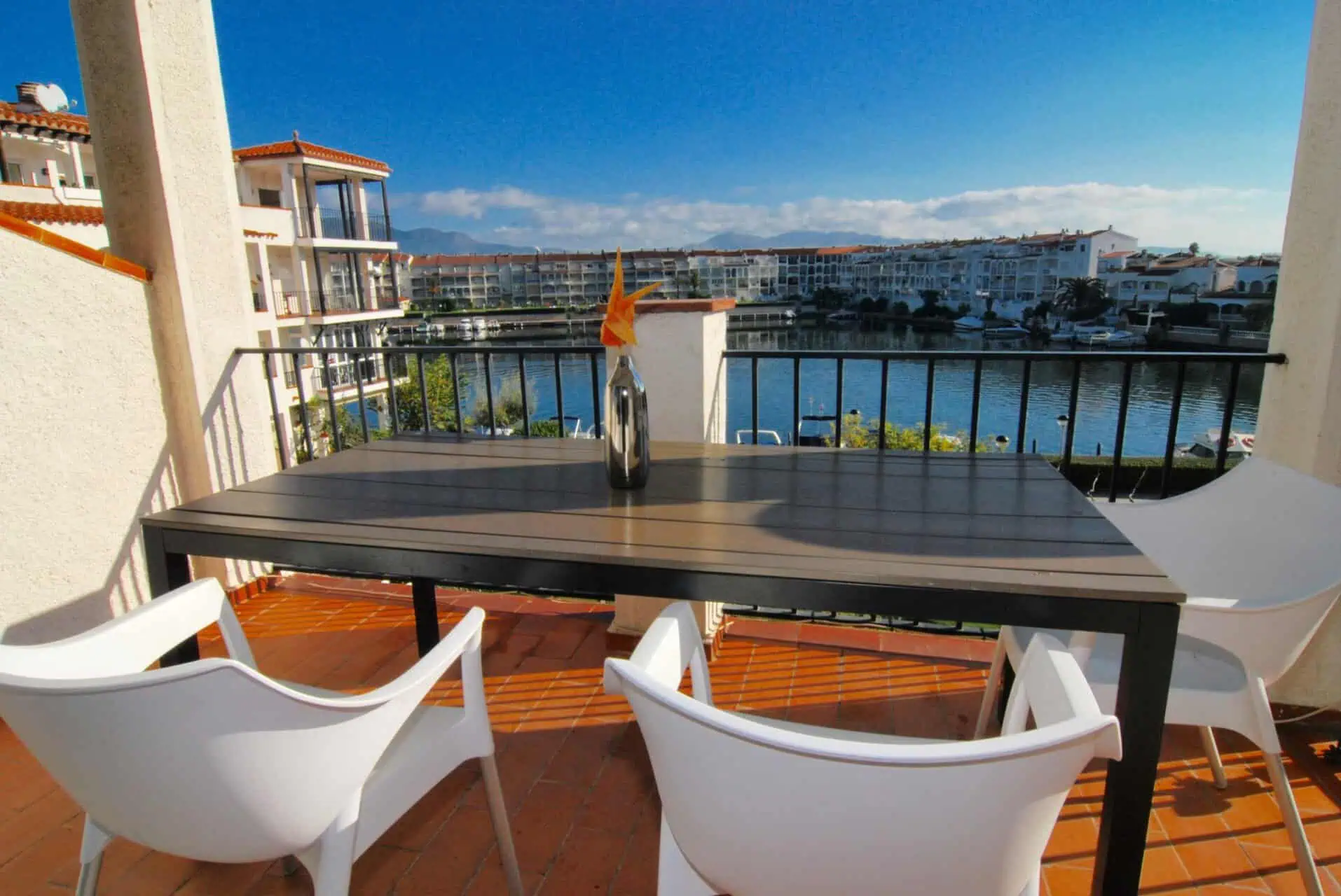 05112015154151_151 OFFER TO SEIZE: Spacious renovated apartment with 3 bedrooms, possibility of mooring in Lake Sant Maurici – Empuriabrava