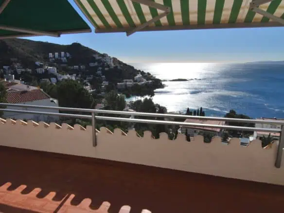 Small Villa at 200m from the beach with 4 bedrooms, garage and magnificent sea views – Bay of Roses – Catalonia