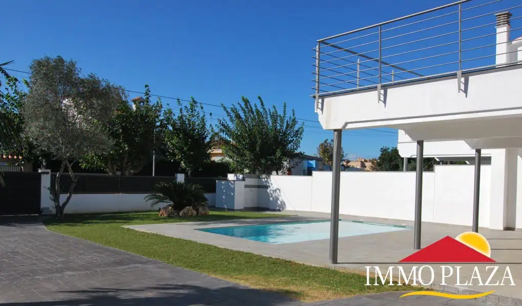 Modern house with pool and garden near the Port-Alberes Peni and shops in Empuriabrava – photo 3