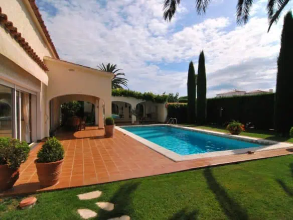 Stylish rustic villa with a large pool and a boat mooring of 24m on the canal of Empuriabrava – Costa Brava – Spain
