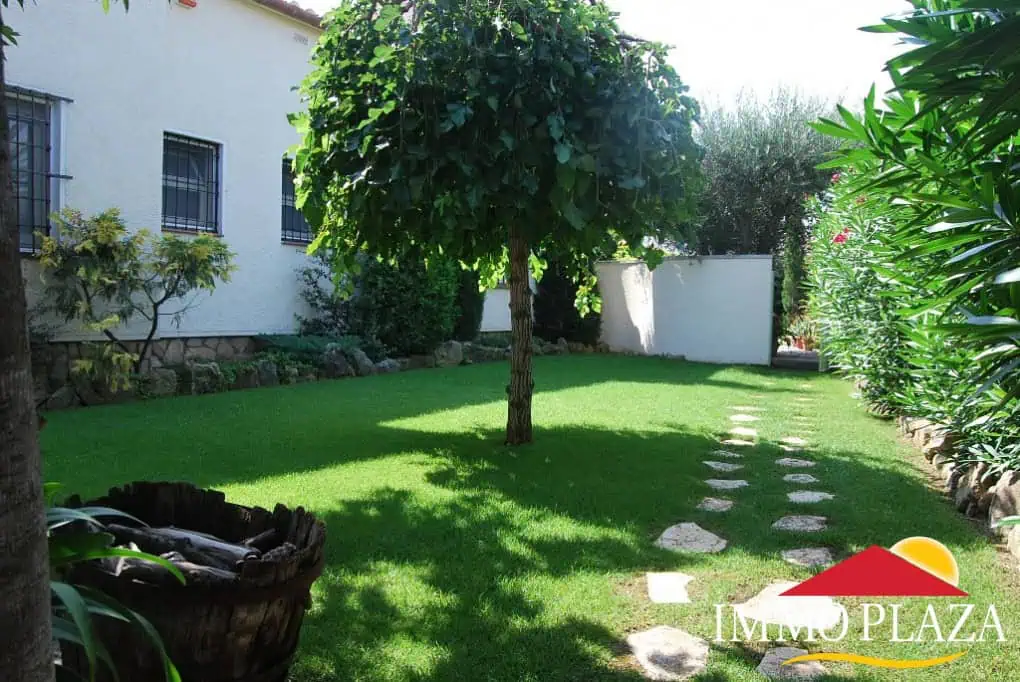 Stylish rustic villa with a large pool and a boat mooring of 24m on the canal of Empuriabrava – Costa Brava – Spain – photo 3