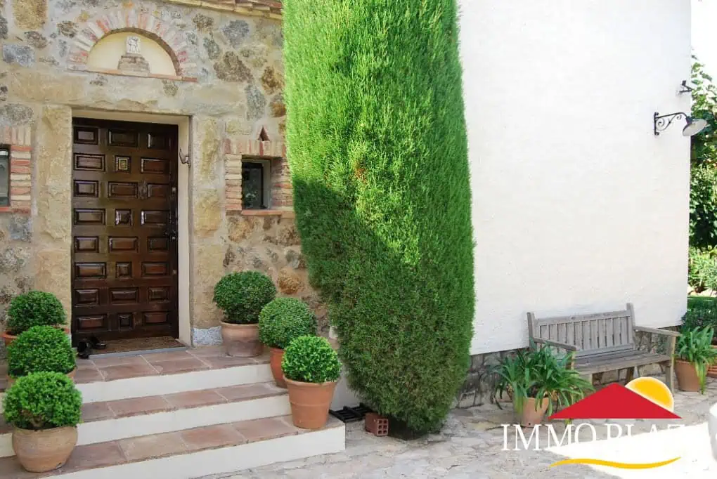 Stylish rustic villa with a large pool and a boat mooring of 24m on the canal of Empuriabrava – Costa Brava – Spain – photo 5