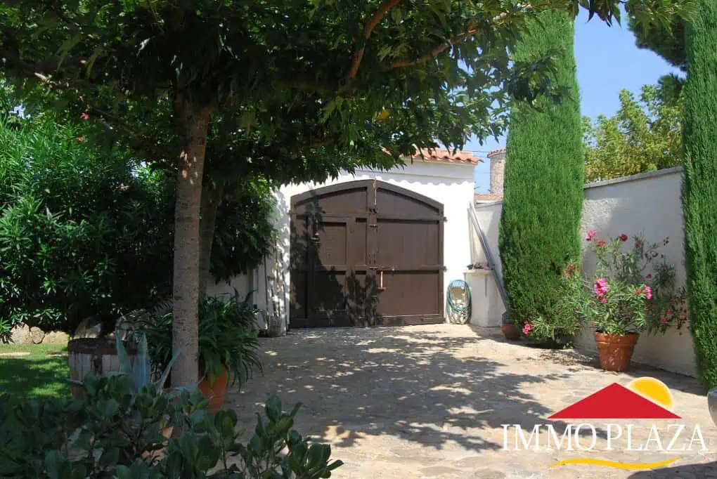 Stylish rustic villa with a large pool and a boat mooring of 24m on the canal of Empuriabrava – Costa Brava – Spain – photo 6
